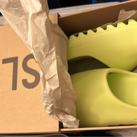 Yeezy slides size 8 men’s/women’s 9 BNWT - Picture 2 of 2